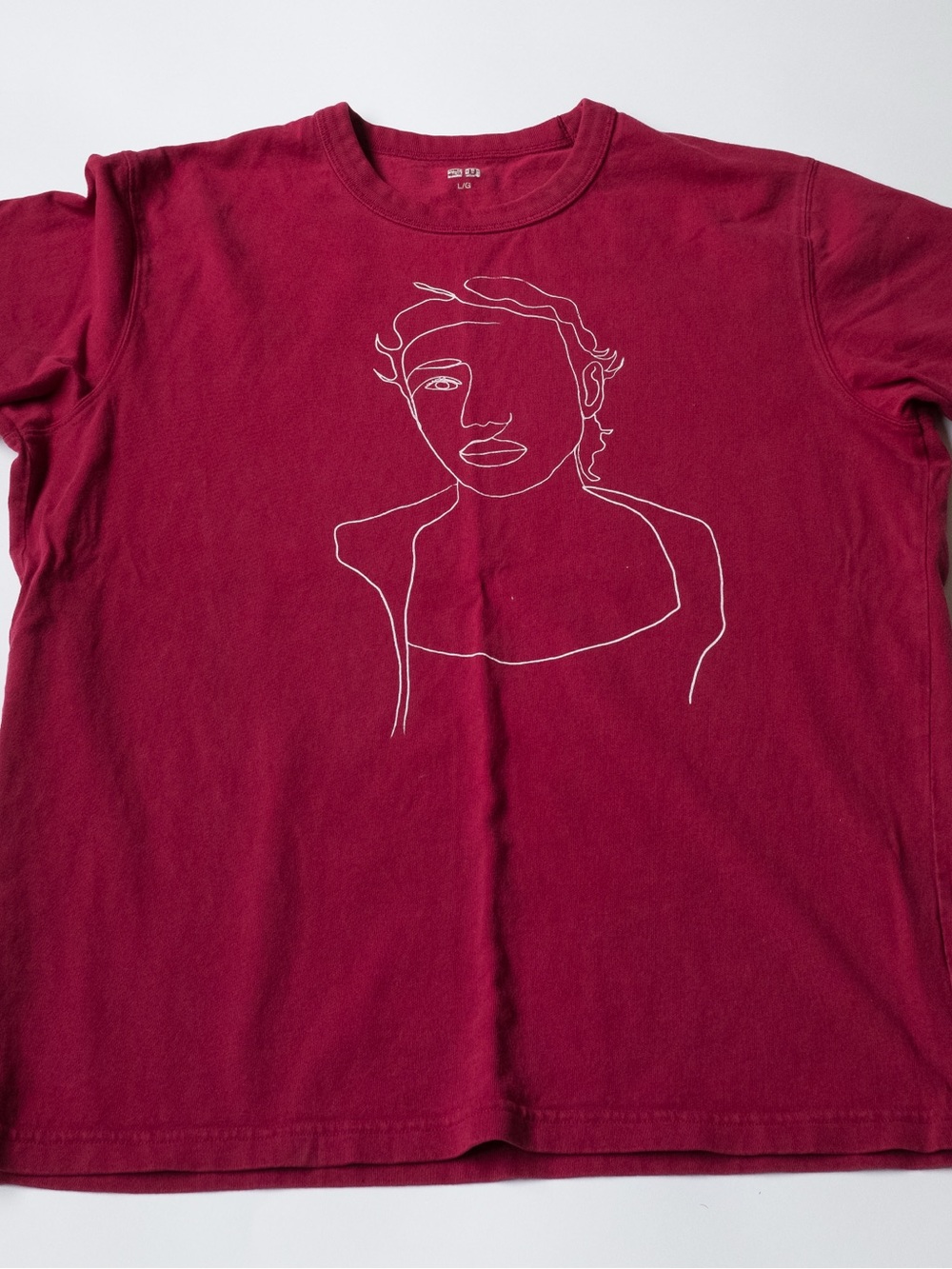 Uniqlo Men's Burgundy Tee with White Line Art